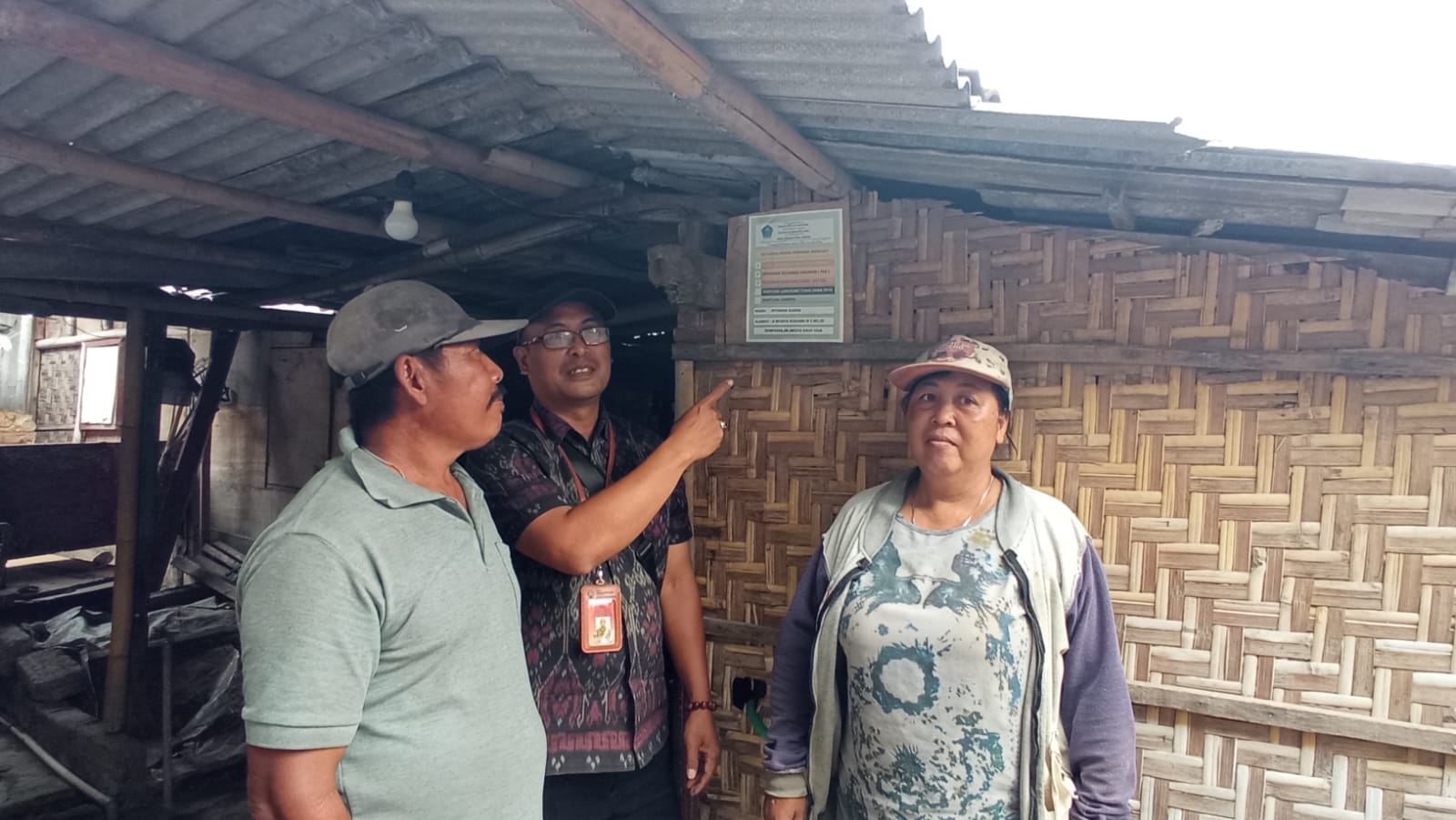 PEMBERIAN TANDA KHUSUS BAGI KELUARGA PENERIMA PKH - BPNT DESA DANGIN PURI KANGIN SEBAGAI BENTUK TRANSPARANSI PENYALURAN BATUAN