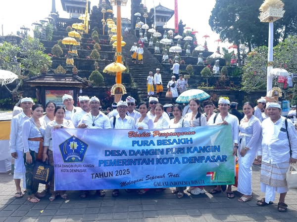 DESA DANGIN PURI KANGIN NGATURANG BHAKTI PENGANYAR IDA BETARA TURUN KABEH DI PURA AGUNG BESAKIH