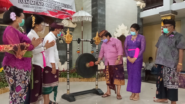 Pembukaan Lomba Menyanyi Lagu Bali