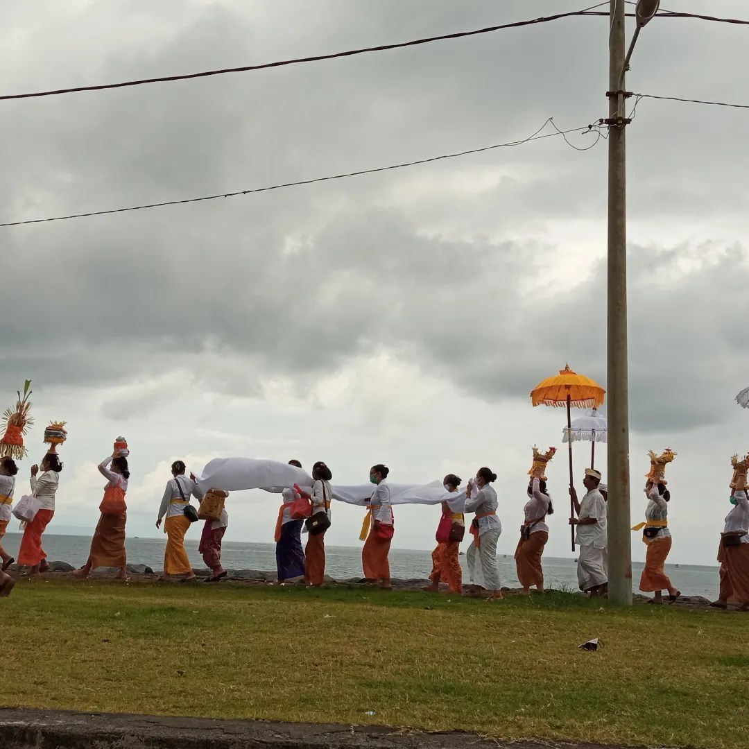 MELASTI SERANGKAIN PIODALAN PURA SWAGINA TAMAN SARI