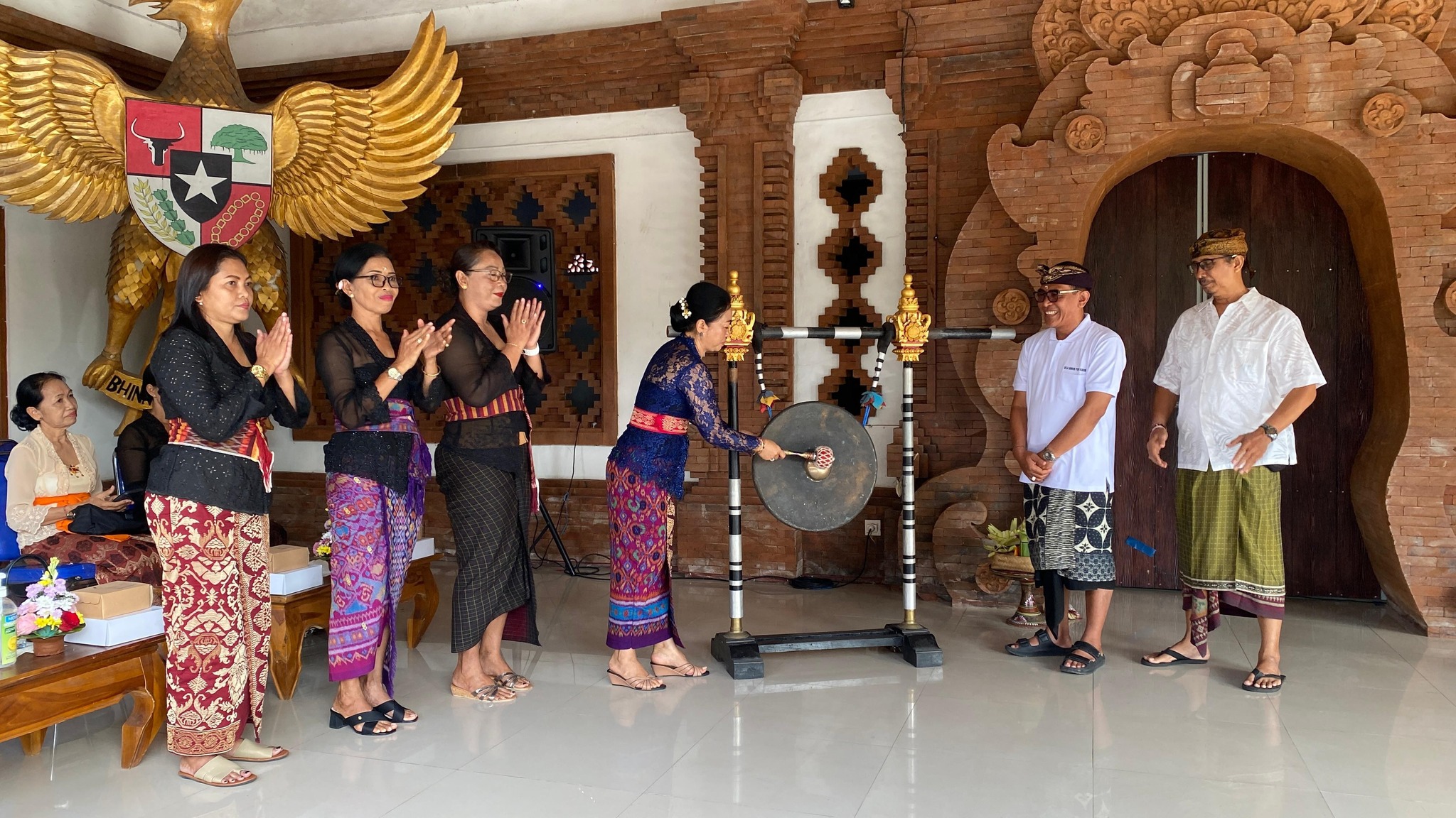 MEMEPERINGATI HARI IBU