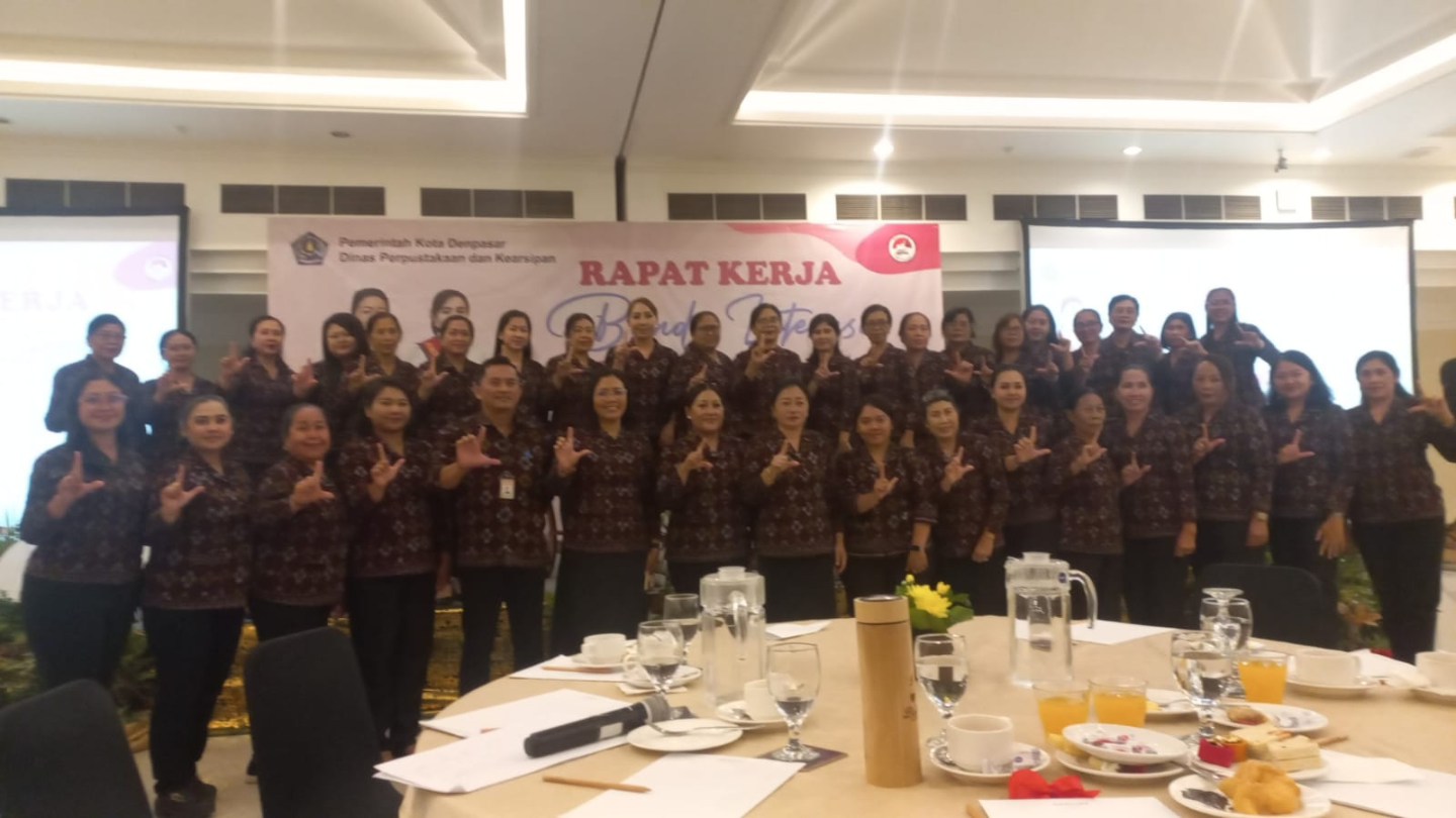 Ketua TP PKK Desa Dangin Puri Kangin didampingi Kasi Pelayanan  menghadiri Rapat Kerja Bunda Literasi Se-kota Denpasar