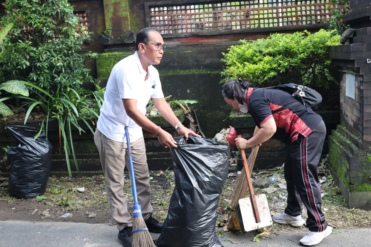 Kegiatan Jumat bersih dilaksanakan di Jl. Kenanga, Samping BNN Kota Denpasar, (Br.Kereneng)