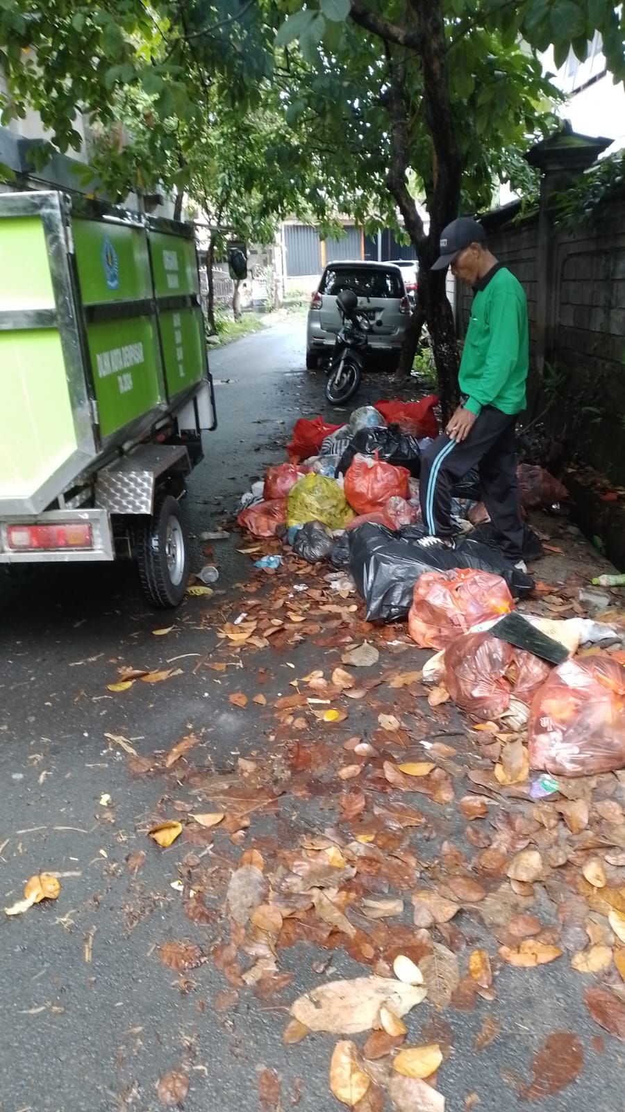 PENANGANAN ADUAN MASYARAKAT - PENANGANAN SAMPAH YANG BERSERAKAN DI FASILITAS UMUM