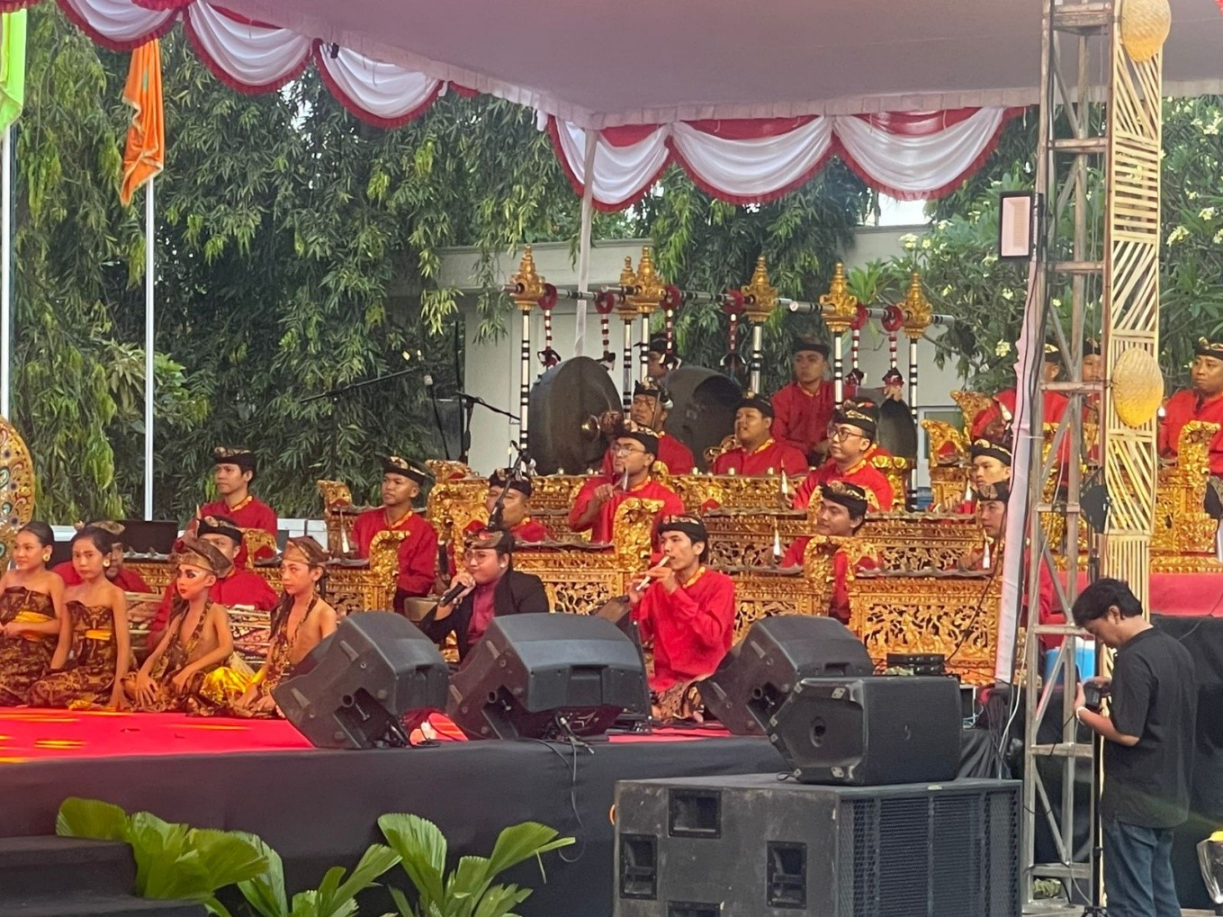 PEMENTASAN SENDRATARI "SAMUHITA" DARI SEKAA GONG PUSPA ABINAYA SWARA YANG BERTEMAKAN PERSATUAN DALAM MEMBANGUN DESA DANGIN PURI KANGIN YANG MAJU, AMAN DAN SEJAHTERA SERTA TANPA ADANYA KORUPSI