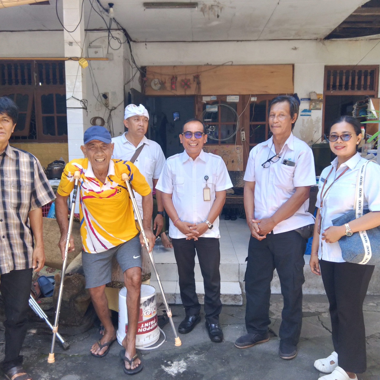 PENYALURAN BANTUAN KURSI RODA KEPADA WARGA DISABILITAS DAN YANG TERMASUK DALAM KATEGORI PPKS/RTM