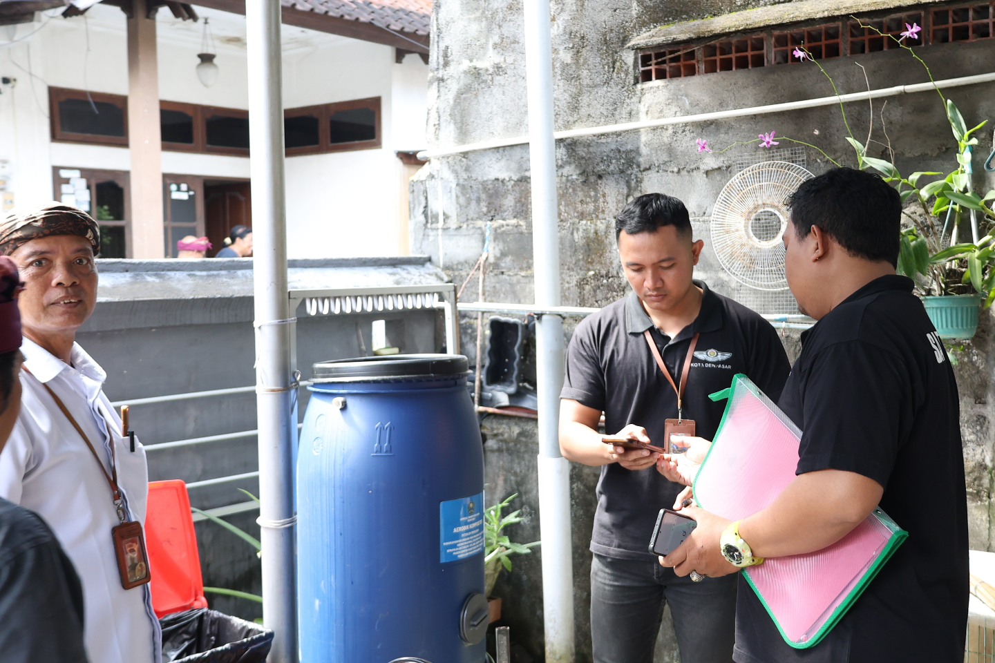 SOSIALISASI DAN MONITORING PEMILAHAN SAMPAH, PENGELOLAAN SAMPAH DI RUMAH TANGGA BERSAMA SATPOL PP KOTA DENPASAR DI LINGKUNGAN DESA DANGIN PURI KANGIN