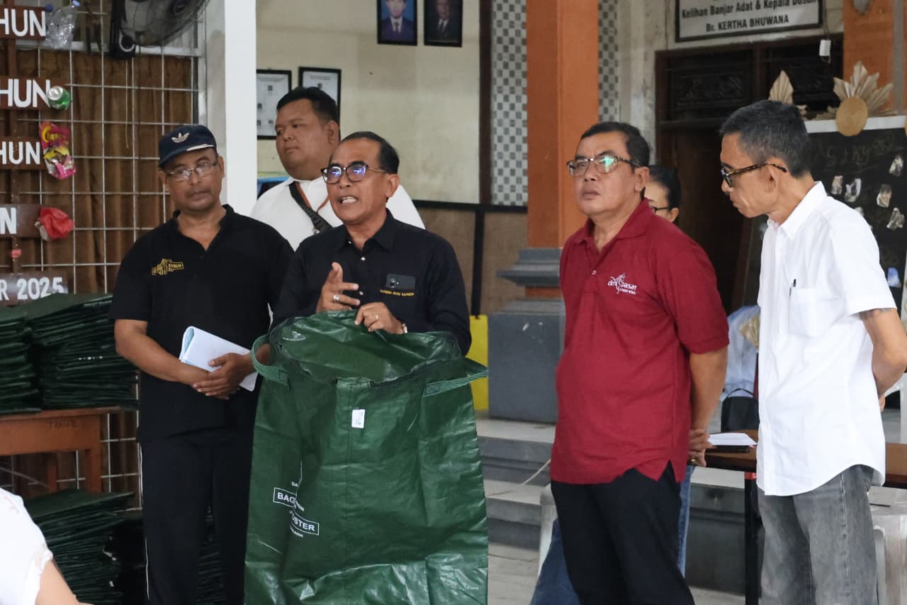 PEMBAGIAN BAG KOMPOSTER KEPADA SELURUH MASYARAKAT DESA DANGIN PURI KANGIN