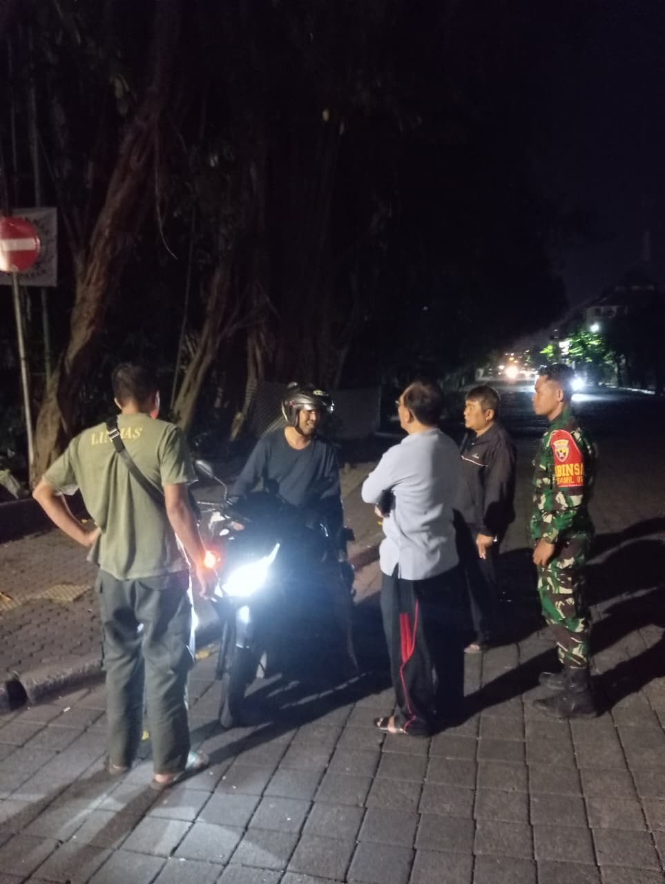 PENJAGAAN TITIK LOKASI RAWAN PEMBUANGAN SAMPAH LIAR OLEH BAPAK PERBEKEL DAN JAJARANNYA