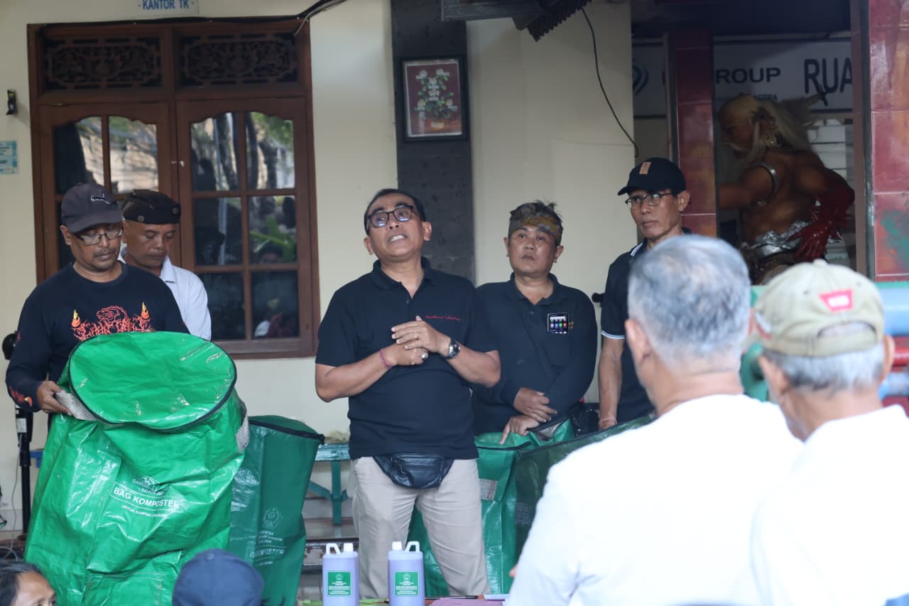 PEMBAGIAN BAG KOMPOSTER TAHAP II UNTUK WARGA DESA DANGIN PURI KANGIN