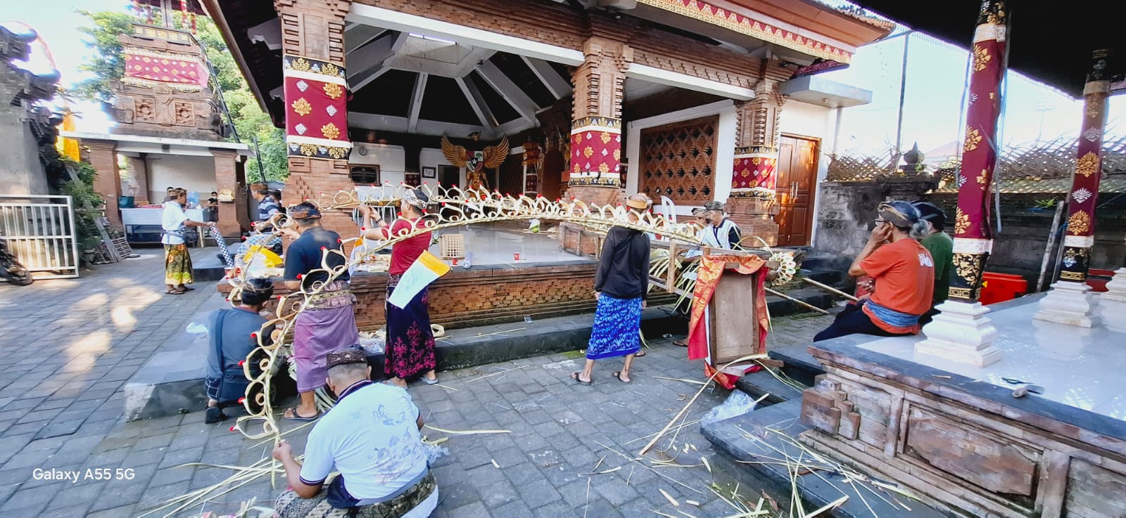 MENYAMA BRAYA - KEGIATAN MARERESIK OLEH KELEMBAGAAN DESA DAN MASYARAKAT MENYAMBUT PIODALAN PURA SWAGINA TAMAN SARI