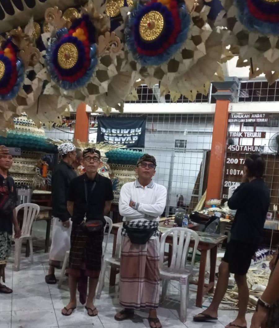 BAPAK PERBEKEL BESERTA BPD DAN KETUA LPM MENGUNJUNGI PROSES PEMBUATAN PENJOR UNTUK LOMBA TINGKAT DESA