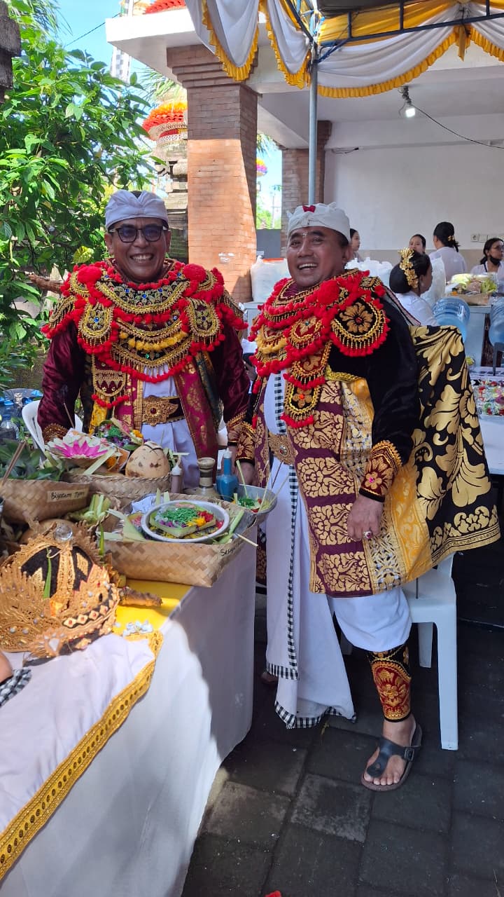 PERBEKEL DESA DANGIN PURI KANGIN NGAYAH TARI TOPENG WALI DI PIODALAN PURA SWAGINA TAMAN SARI