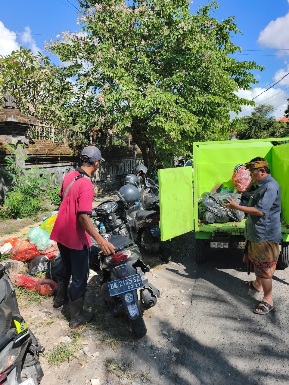 TINDAK LANJUT LAPORAN WARGA MELALUI FLATFORM APLIKASI TERKAIT PEMBUANGAN SAMPAH DI JALAN JEMPIRING - CEMPAKA