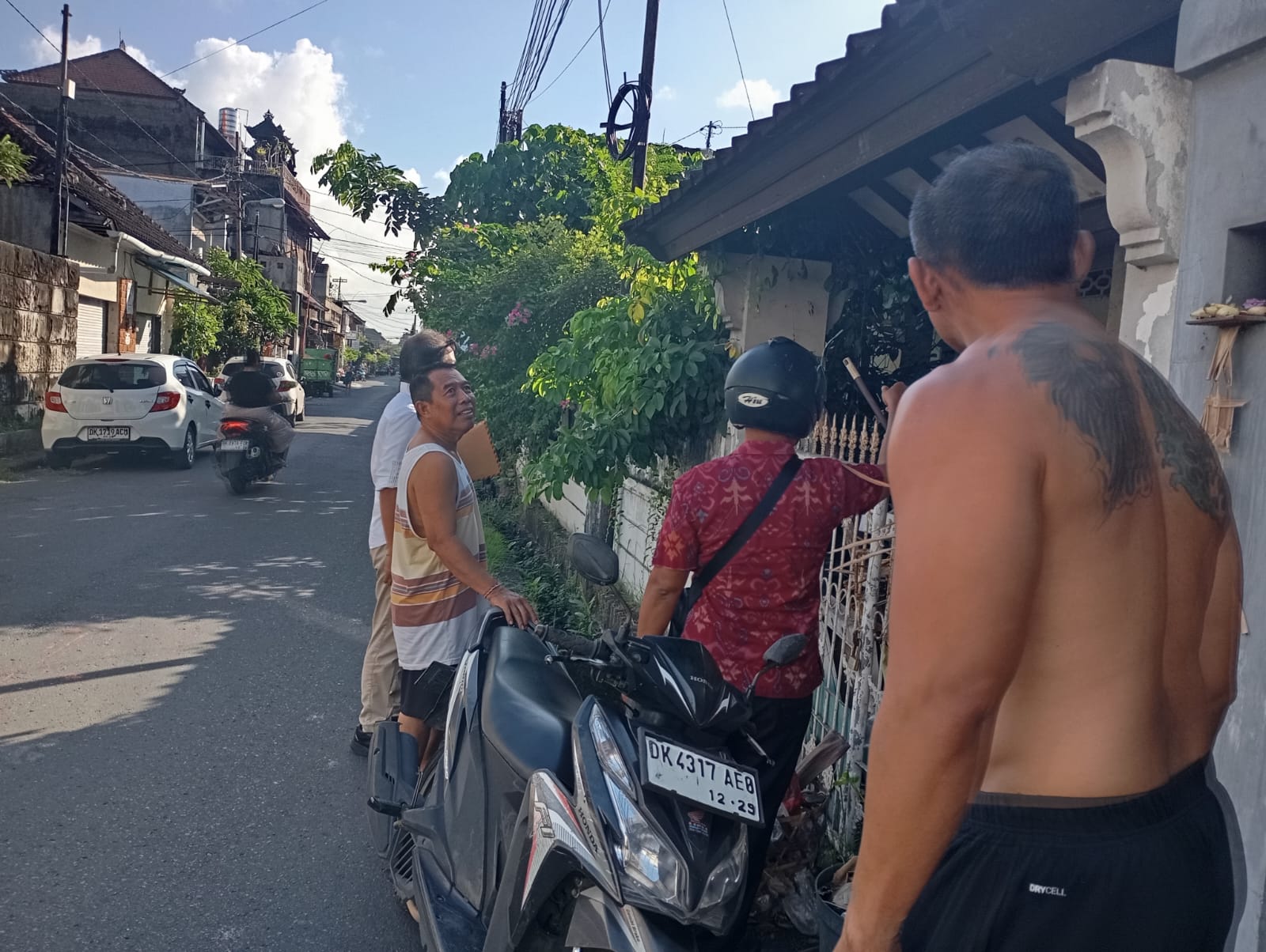 TINDAK LANJUT LAPORAN WARGA TERKAIT ADANYA ULAR DIRUMAH KOSONG YANG TERLETAK DI JALAN TRIJATA I