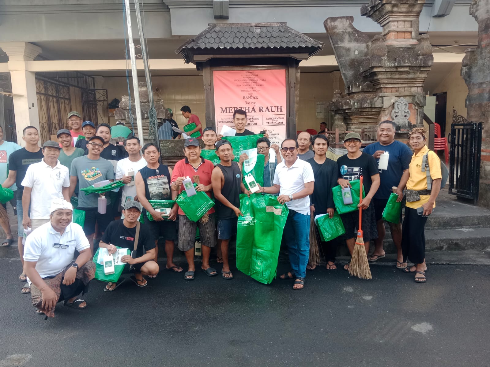 PEMBAGIAN BAG KOMPOSTER DI BANJAR MERTHA RAUH
