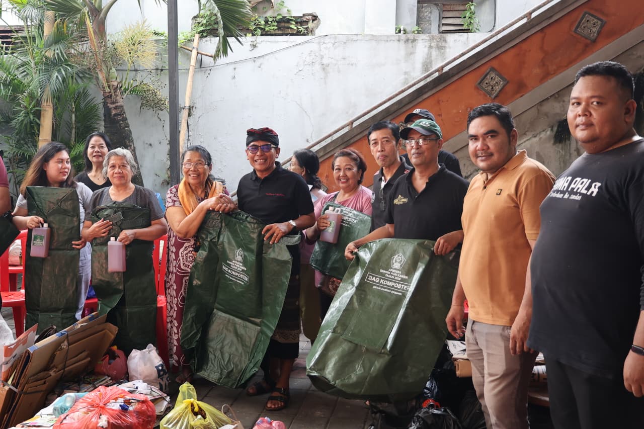 SOSIALISASI PENGELOLAAN SAMPAH DAN PEMBAGIAN BAG KOMPOSTER SERTA CAIRAN KOMPOSTER DI BANJAR KERENENG