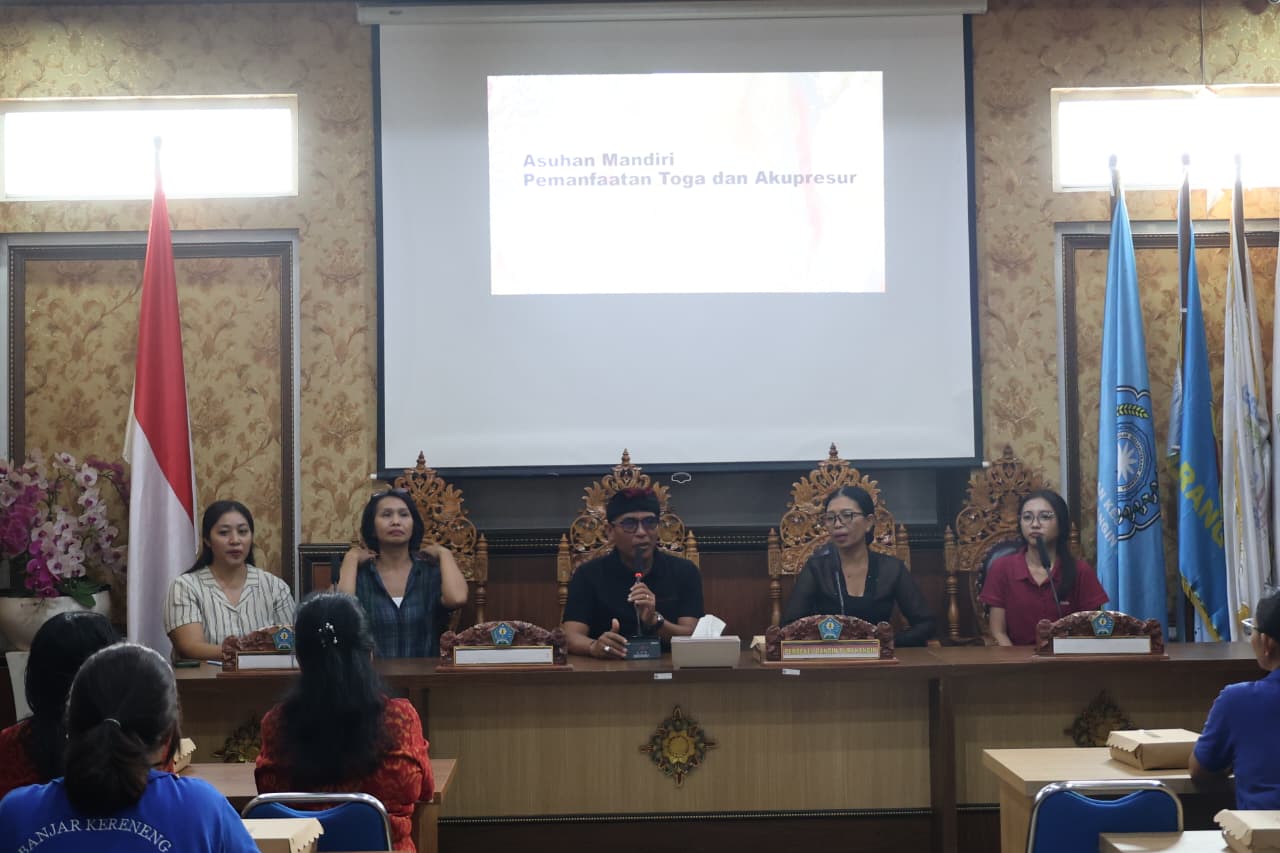PEMERINTAH DESA DANGIN PURI KANGIN BERSAMA PUSKESMAS I DENUT MELAKUKAN SOSIALISASI ASUHAN MANDIRI PENGOBATAN TRADISIONAL DENGAN TOGA