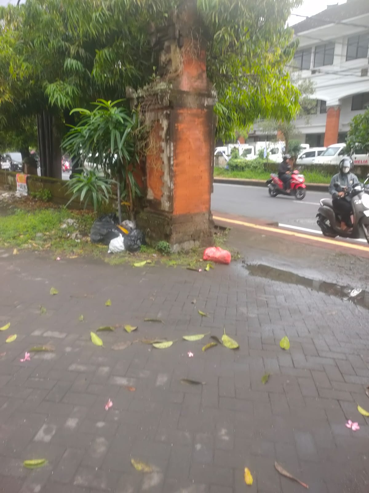 TINDAK LANJUT LAPORAN WARGA BANJAR KERENENG KAJA TERKAIT PEMBUANGAN SAMPAH SEMBARANGAN