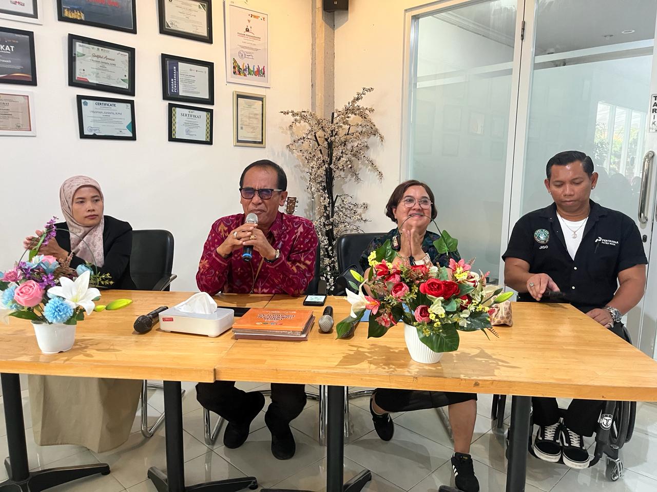 BAPAK PERBEKEL BERSAMA IBU KEPALA DINAS SOSIAL KOTA DENPASAR MENERIMA KUNJUNGAN MAHASISWA DI GEDUNG GRAHA NAWASENA