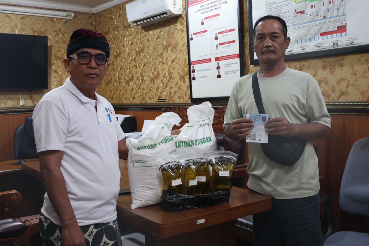 PEMBAGIAN BERAS DAN MINYAK UNTUK KELUARGA PENERIMA MANFAAT PKH SERTA RAPAT PENYAMAAN PERSEPSI ATAS PERMASALAHAN KESEJAHTERAAN SOSIAL DI DESA DANGIN PURI KANGIN