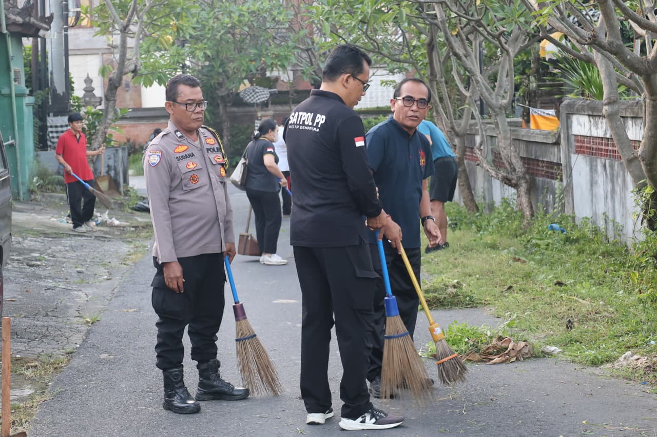 BERSIH-BERSIH LINGKUNGAN DESA MELALUI KEGIATAN JUMAT BERSIH