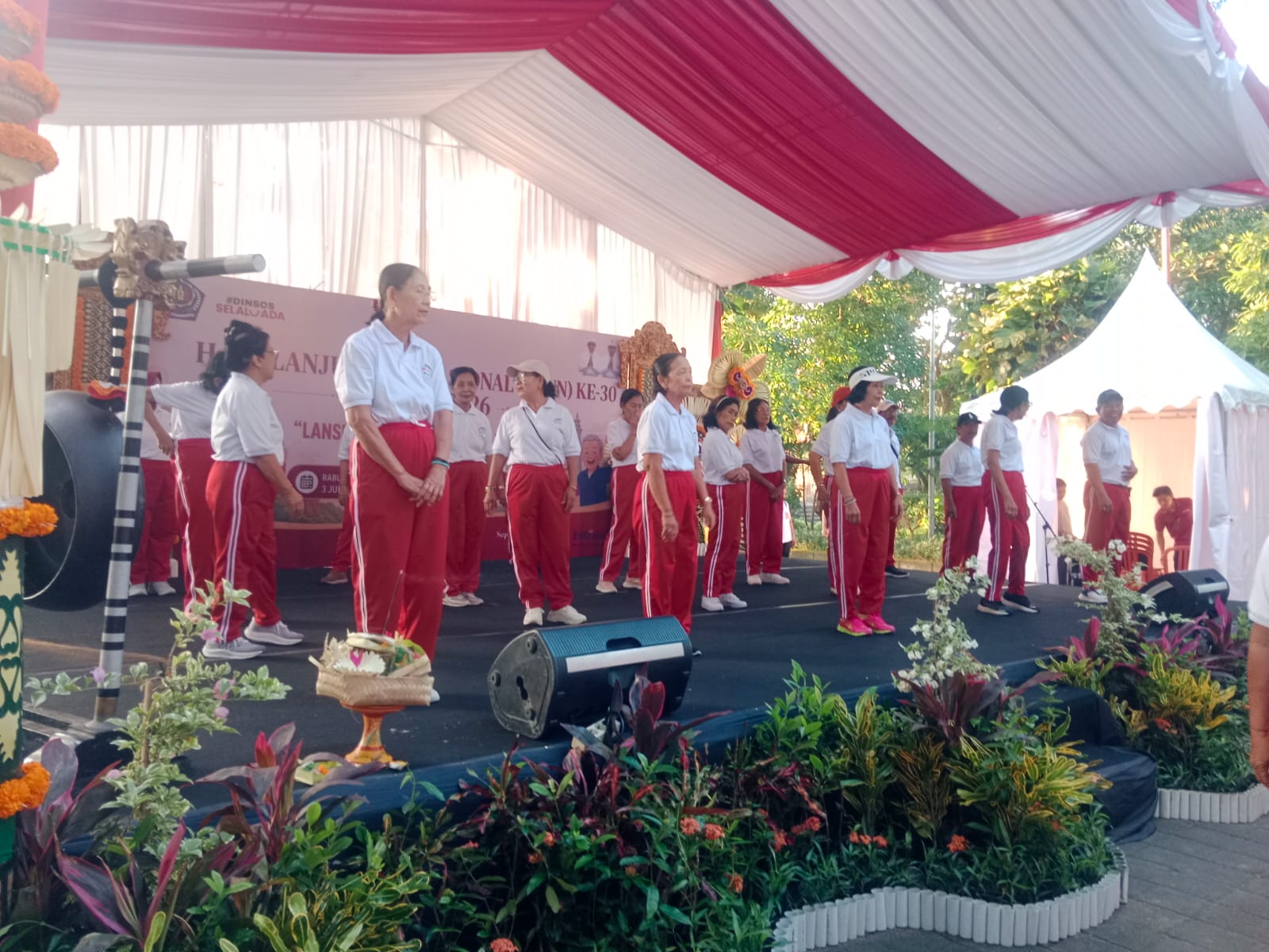 KARANG LANSIA RAHAYU DESA DANGIN PURI KANGIN IKUT BERPARTISIPASI DALAM RANGKAIAN HARI LANJUT USIA NASIONAL (HALUN) KE-30 DI KOTA DENPASAR