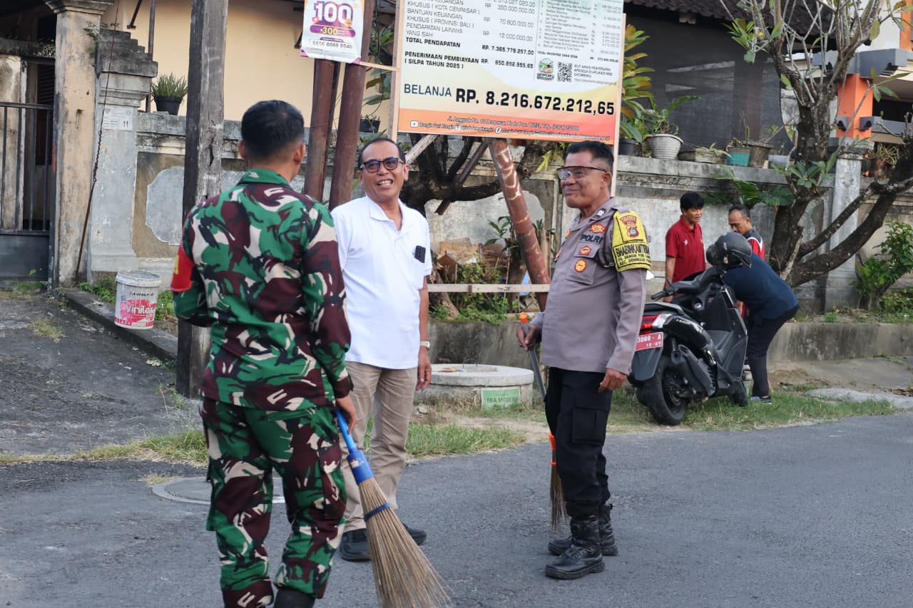 JUMAT BERSIH DI LINGKUNGAN DESA DANGIN PURI KANGIN