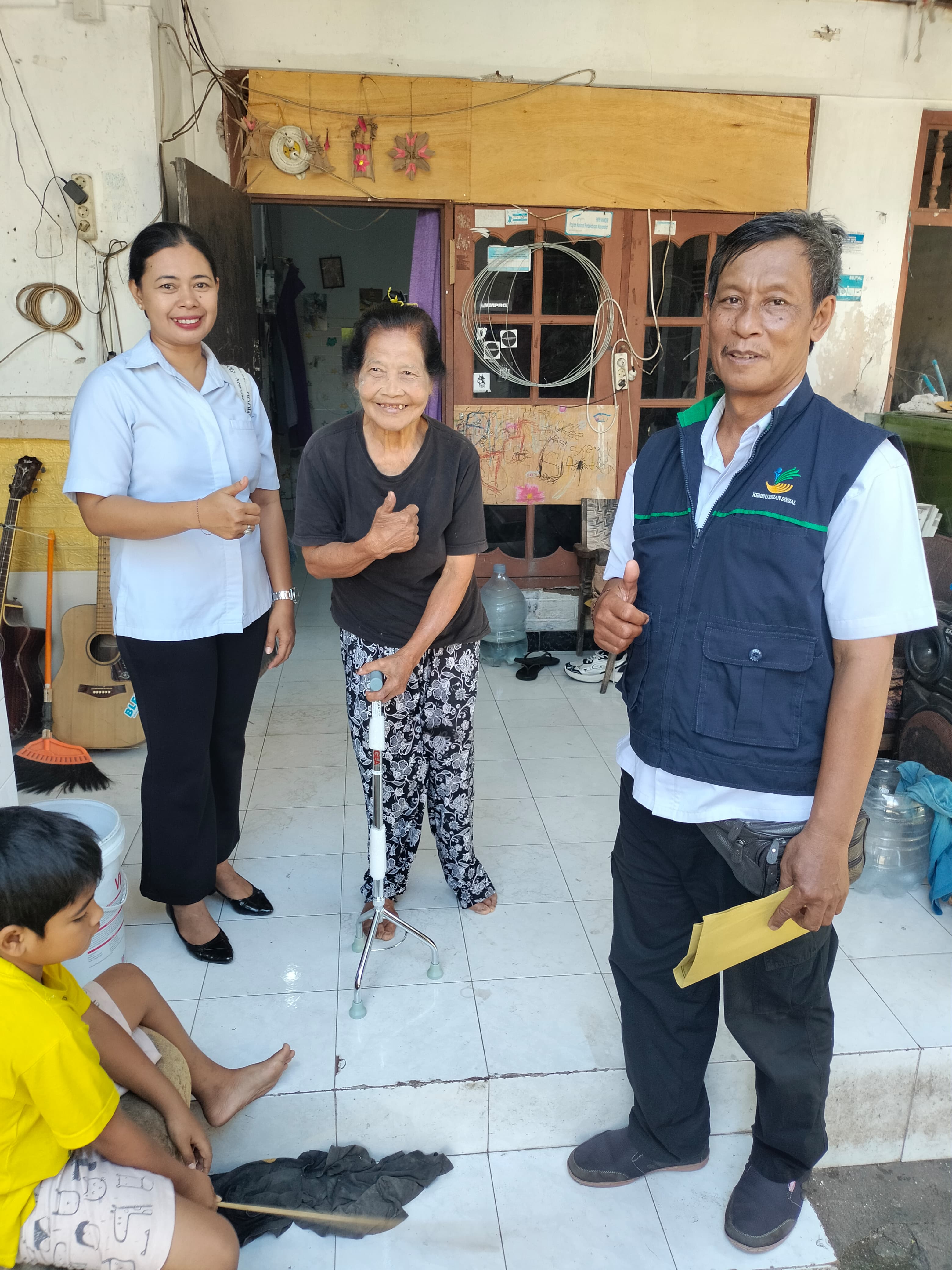 PEMBERIAN BANTUAN TRIPOD UNTUK LANSIA