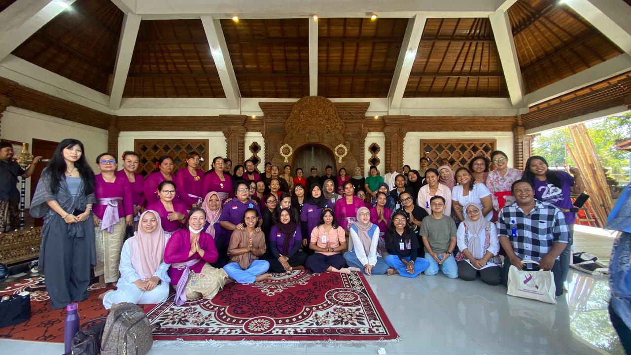 KUNJUNGAN INSTITUT KAPAL PEREMPUAN JAKARTA SELATAN KE SEKOLAH PEREMPUAN WIDYA SANTI DESA DANGIN PURI KANGIN