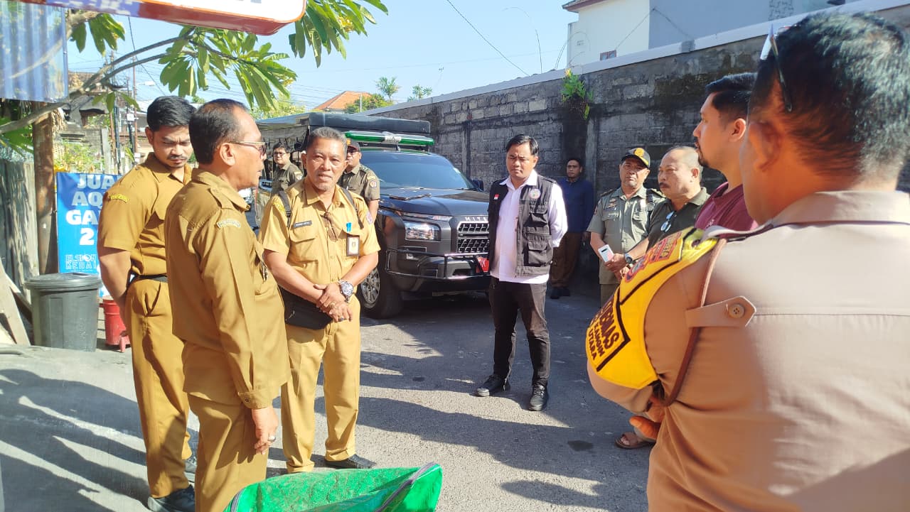 TINDAK LANJUT LAPORAN WARGA, PERBEKEL DESA DANGIN PURI KANGIN MEMFASILITASI MEDIASI SENGKETA BATAS TANAH DI JALAN GANDARIA