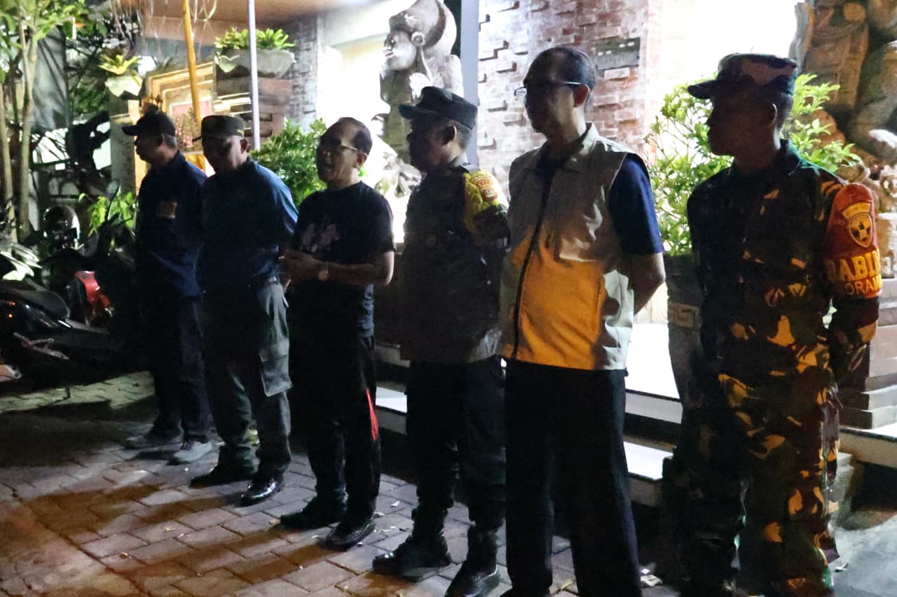 PATROLI DIALOGIS DI LINGKUNGAN DESA DANGIN PURI KANGIN MENJAGA KAMTIBMAS DESA DANGIN PURI KANGIN