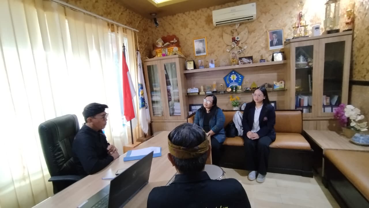 BAPAK PERBEKEL MENERIMA DAN MEMBERIKAN INFORMASI KEPADA MAHASISWA UNHI TERKAIT OBSERVASI DI DESA DANGIN PURI KANGIN