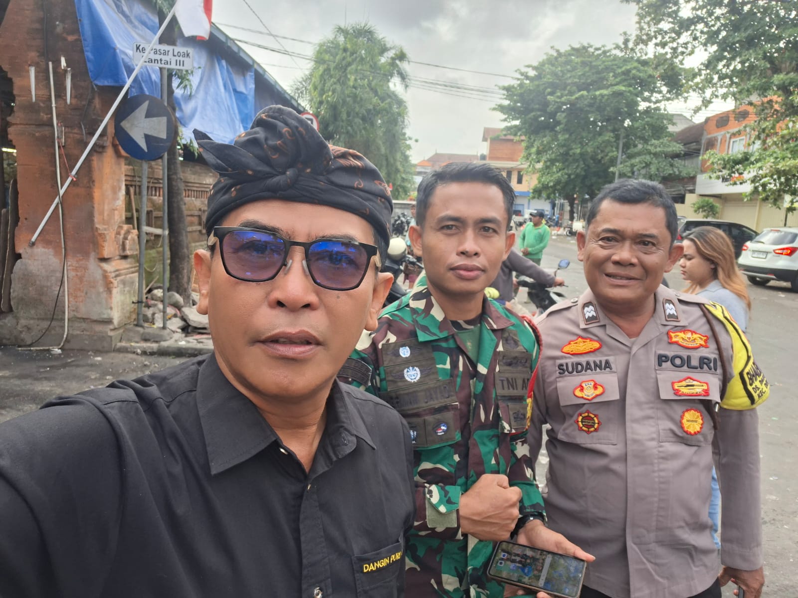 BAPAK PERBEKEL BERSAMA BHABINKAMTIBMAS DAN BABINSA ATENSI PENGELOLAAN SAMPAH DI PASAR KRENENG
