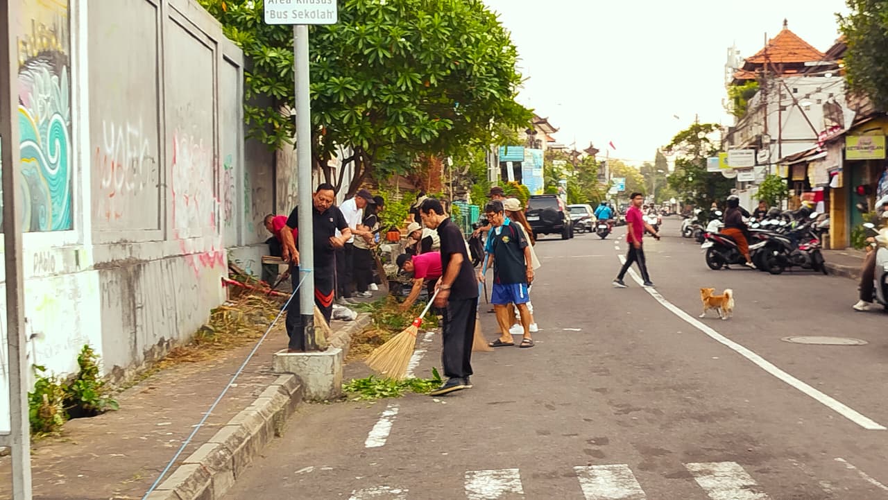 KEGIATAN JUMAT BERSIH BERSAMA MASYARAKAT DAN SATPOL PP