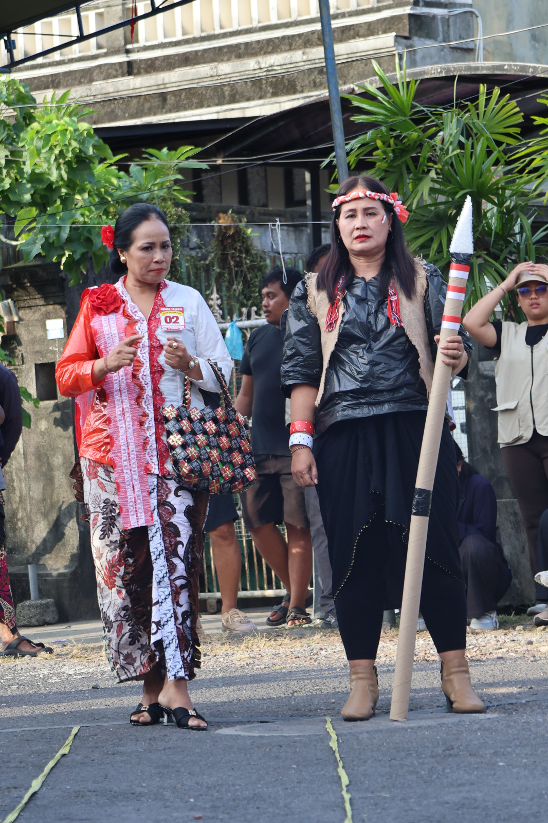 INOVATIF ! LOMBA BERPAKAIN ALA PAHLAWAN DENGAN MENGGUNAKAN BARANG BEKAS DALAM MEPERINGATI HUT RI 81 DI DESA DANGIN PURI KANGIN