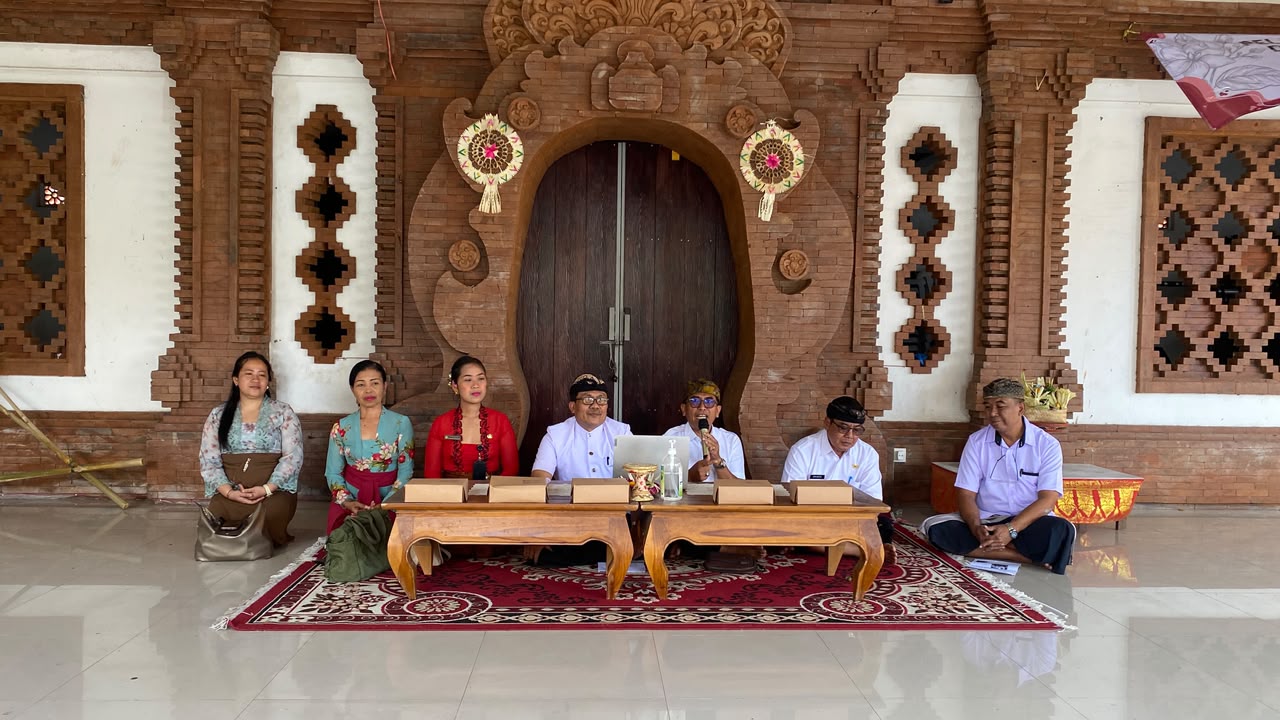 PELATIHAN PEMBUATAN BANTEN KALAN-KALAN DI DESA DANGIN PURI KANGIN